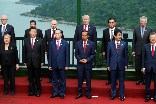 APEC 2017: Các nhà lãnh đạo APEC vui vẻ đi dạo, chụp hình - 8