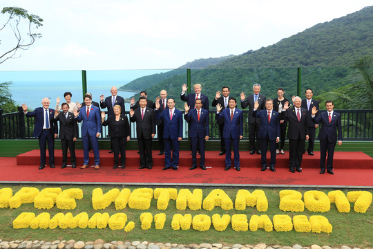 APEC 2017: Các nhà lãnh đạo APEC vui vẻ đi dạo, chụp hình - 10