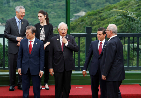APEC 2017: Các nhà lãnh đạo APEC vui vẻ đi dạo, chụp hình - 4