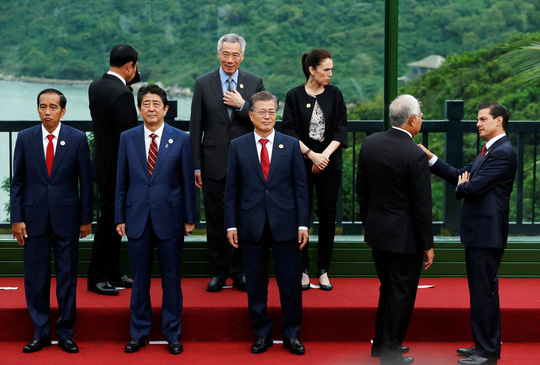 APEC 2017: Các nhà lãnh đạo APEC vui vẻ đi dạo, chụp hình - 3