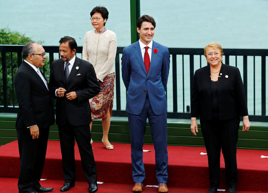 APEC 2017: Các nhà lãnh đạo APEC vui vẻ đi dạo, chụp hình - 6
