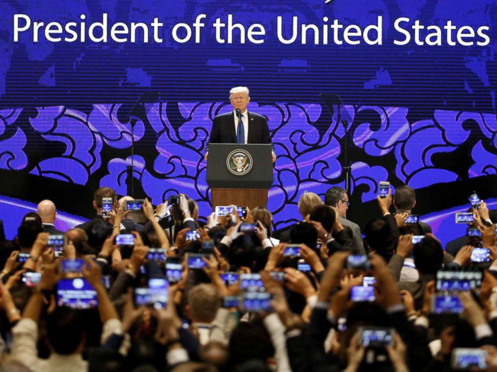 Phát hiện bí mật khi Tổng thống Mỹ Trump phát biểu ở APEC Đà Nẵng - 1