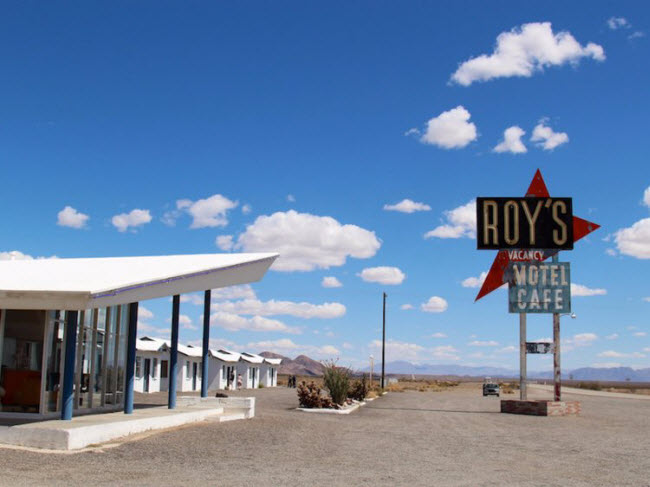 Khách sạn Roy’s Motel Café, Amboy, California, Mỹ: Nằm ở thị trấn Amboy thuộc bang California, khách sạn Roy's Motel Café từng xuất hiện trong nhiều bộ phim như The Hitcher và Southbound. Khai trương vào năm 1938, khách sạn có hơn 70 nhân viên trong thời kỳ hoàng kim nhất, nhưng lượng khách suy giảm khi tuyến đường mới Interstate 40 hoàn thành vào năm 1972 khiến thị trấn Amboy bị rơi vào lãng quên.
