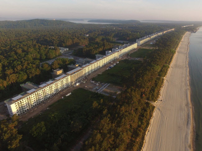 Khách sạn Prora, Rügen, Đức: Đây là khu nghỉ dưỡng có diện tích lớn trên đảo Rügen được xây dựng từ năm 1936, 3 năm trước khi Adolf Hitler xâm chiếm Ba Lan. Dự án bị tạm dừng khi cuộc chiến tranh thế giới thứ hai nổ ra và bị bỏ hoang. Hiện tại, công trình đang được cải tạo thành khu nghỉ dưỡng cao cấp.