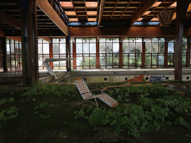 Khách sạn Grossinger's Catskill, Liberty, New York, Mỹ: Khu nghỉ dưỡng mở cửa đầu tiên vào đầu những năm 1900 trước khi bị bỏ hoang từ năm 1980. Vào thời kỳ hoàng kim, khu nghỉ dưỡng có bể bơi, sân golf, khu trượt tuyết, nhà hát,…
