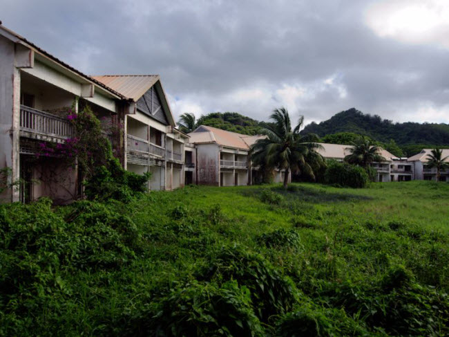 Khách sạn Sheraton Rarotonga, Quần đảo Cook: Khu nghỉ dưỡng bỏ hoang này được cho là có mối quan hệ với mafia.
