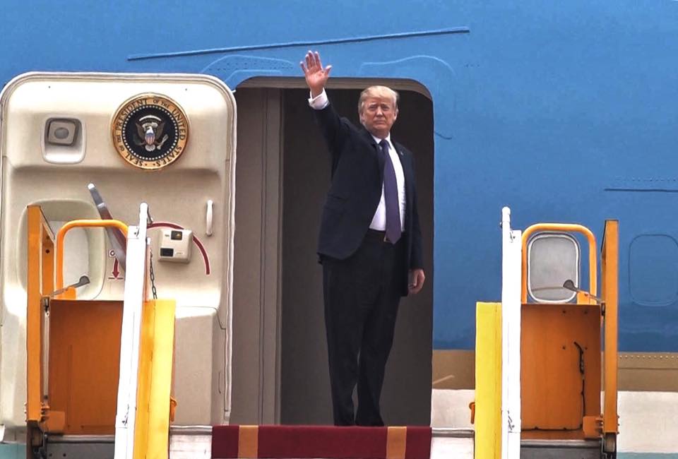 Tổng thống Donald Trump rời Hà Nội, kết thúc chuyến thăm Việt Nam - 1