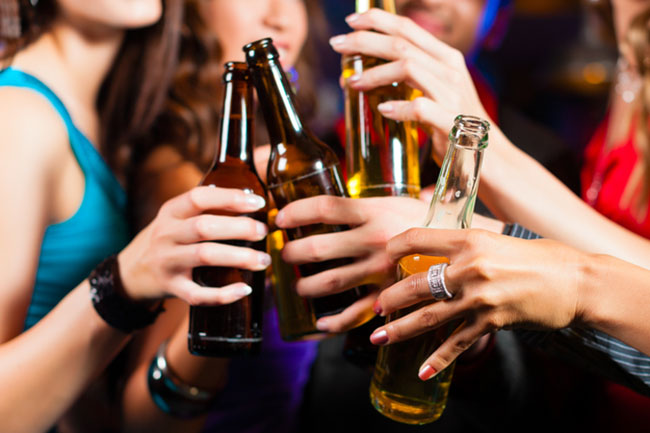 5. Thích đồ uống có cồn. Sở hữu trí thông minh hơn người thường có nhiều nguy cơ nghiện rượu và các thức uống có cồn hơn những người khác.