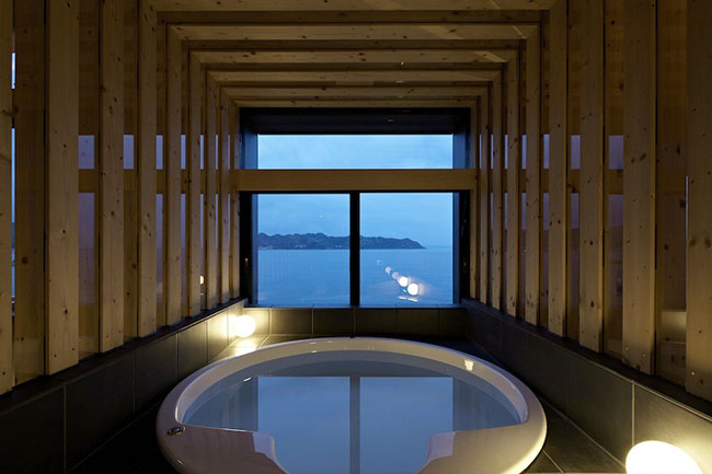 Phòng tắm rộng rãi, với bồn tắm lớn có cửa sổ nhìn thẳng ra đại dương xanh mênh mông rất mát mắt.