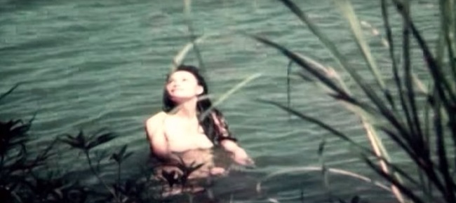 Trong bộ phim Cô gái trên sông, nghệ sĩ Minh Châu vào vai một cô gái bán hoa có cuộc sống trôi nổi trên sông Hương.
