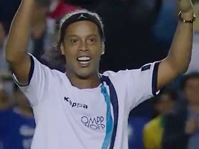 Ronaldinho tuổi 37: Lốp bóng 40m hạ thủ môn, tâng bóng kiến tạo cực đỉnh - 1