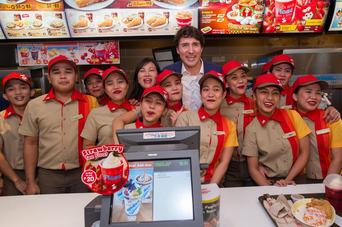 Thủ tướng điển trai Canada gây “bão” khi mua gà rán ở Manila - 1