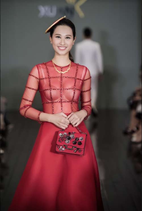 Thanh Mai U50 vẫn đẹp như tiên với váy trăm triệu đính ngàn viên pha lê - 2