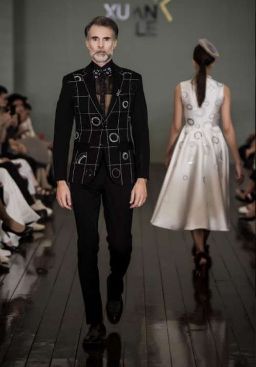 Thanh Mai U50 vẫn đẹp như tiên với váy trăm triệu đính ngàn viên pha lê - 4