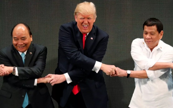 Khoảnh khắc ông Trump lúng túng với cách bắt tay &#34;kiểu ASEAN&#34; - 1