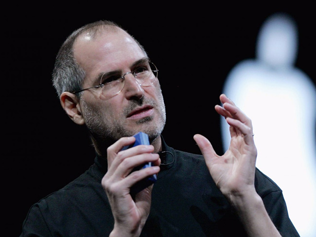 6. Steve Jobs, cha đẻ của Apple có mối quan tâm đặc biệt với công nghệ. Tài sản ròng của ông tính đến khi qua đời khoảng 10.2 tỷ USD. Ông bỏ dở chương trình học tại Cao đẳng Reed ở Portland, Oregon (Mỹ) chỉ sau 1 học kỳ.