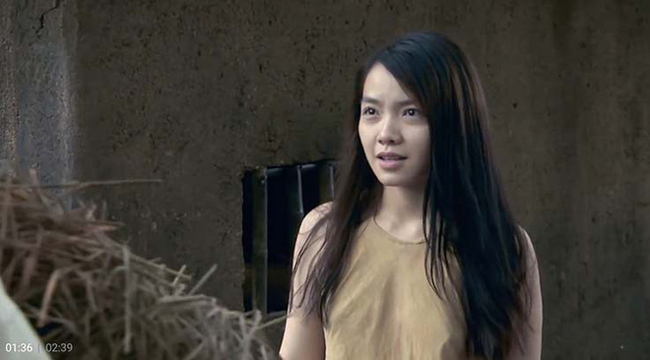 Đạo diễn Lưu Trọng Ninh cho hay, việc để diễn viên mặc áo yếm không có áo ngực đã được thống nhất với chuyên gia trang phục lẫn các diễn viên trong phim.