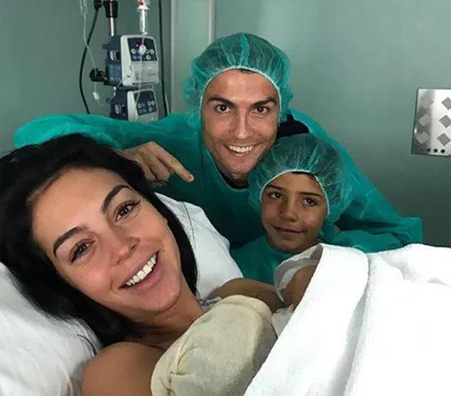 Ngày 12.11 vừa qua, Ronaldo lên chức bố khi bạn gái Georgina sinh cho anh một bé gái mang tên Alana Martina. Em bé chào đời sớm hơn 9 ngày so với dự báo của truyền thông Tây Ban Nha.