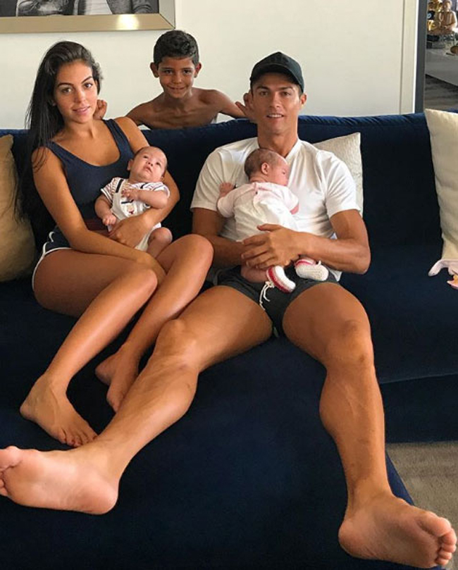 Ronaldo công khai mối tình với Georgina, một người mẫu trẻ mang dòng máu Tây Ban Nha, từ cuối năm 2016. Trước khi đón cô con gái nhỏ Martina chào đời, chân sút này có hai con trai và một con gái bằng cách thuê người đẻ tại Mỹ. 