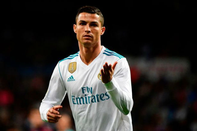 Ronaldo tịt ngòi: Đồng đội ghét thái độ, mơ được cung phụng như Messi - 1