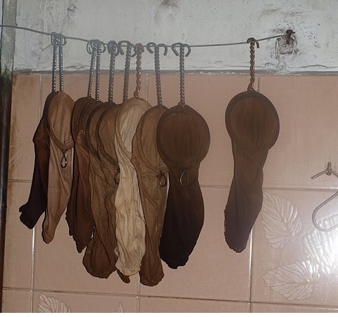 Kỳ dị uống trà lọc bằng...tất thiếu nữ - 2