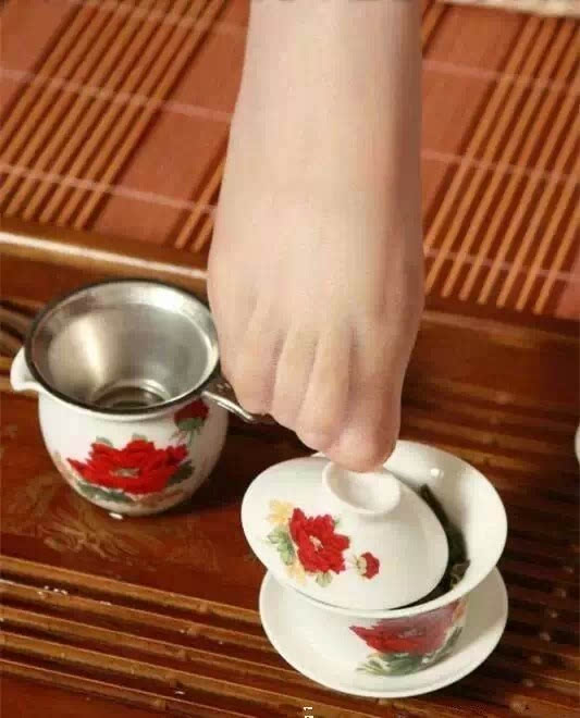 Kỳ dị uống trà lọc bằng...tất thiếu nữ - 6