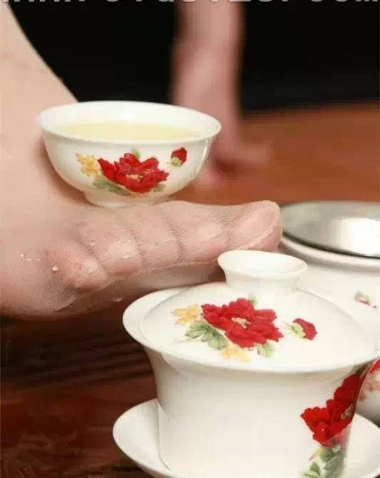 Kỳ dị uống trà lọc bằng...tất thiếu nữ - 5