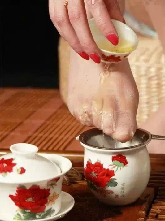 Kỳ dị uống trà lọc bằng...tất thiếu nữ - 4