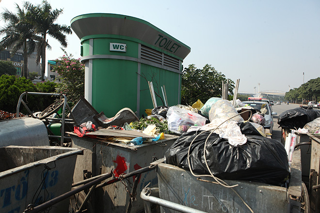 HN: Hàng loạt nhà vệ sinh trăm triệu bị bỏ hoang, cỏ dại mọc um tùm - 11