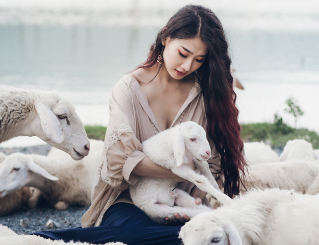 Đây là lần đầu tiên nữ DJ xinh đẹp có dịp chạm vào các chú cừu.