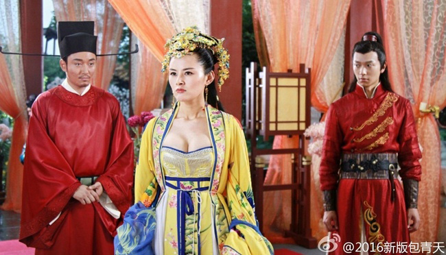 Cảnh quay gây tranh cãi với trang phục khoe vòng một táo bạo. Chu Hân Nghi trở thành mỹ nhân Bao Thanh Thiên gợi tình nhất.