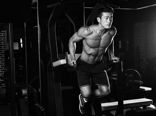 Lác mắt với cơ bắp cuồn cuộn của thầy giáo quyến rũ nhất Hàn Quốc - 4