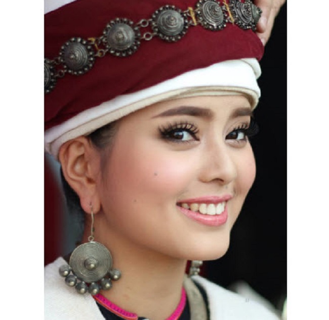 Phounesup Phonnyotha đăng quang ngôi vị Á hậu 1 cuộc thi Miss Grand Laos 2017 (Hoa hậu Hòa bình thế giới Lào) và được chọn là đại diện tại Miss International 2017.