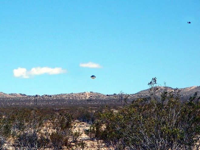Hình ảnh rõ nét của UFO gần một căn cứ quân sự - 1