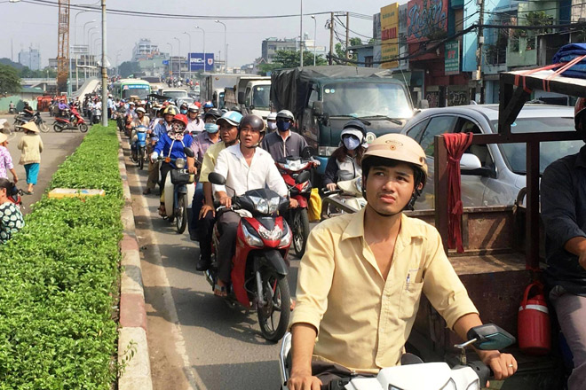 Thanh niên “luyện công” trên nóc chùa ở SG suốt nhiều giờ - 5