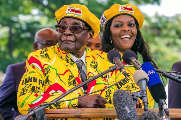 Tổng thống Zimbabwe 93 tuổi mất hết quyền lực sau một đêm? - 1