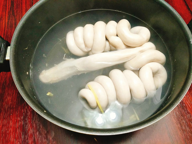 Vợ đảm chiều chồng với dồi trường hấp hành gừng giòn giòn, trắng ngần - 5