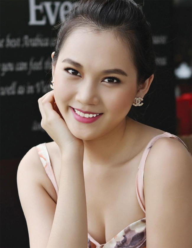 Ngọc Thạch sinh ra và lớn lên ở Tiền Giang. Cô đoạt giải Vàng Siêu mẫu Việt Nam 2010 nhưng 3 năm sau vội vã kết hôn trong sự bất ngờ của người hâm mộ.