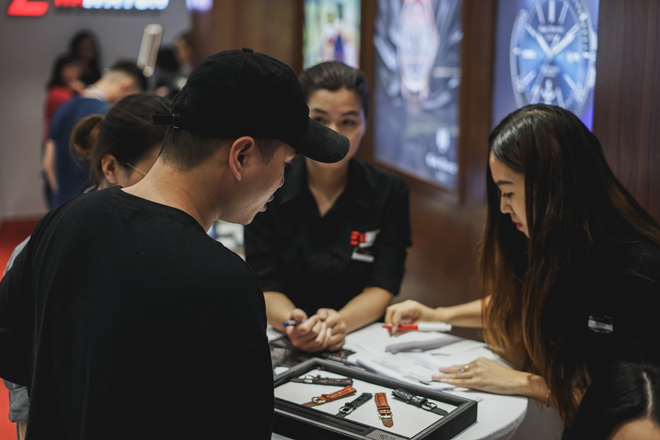 Ưng Hoàng Phúc dự lễ khai trương showroom mới của Erawatch - 3