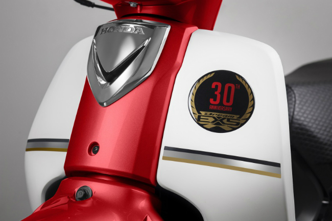 Cận cảnh mặt trước Honda EX5 Fi bản giới hạn màu đỏ với dòng chữ kỷ niệm 30 năm.