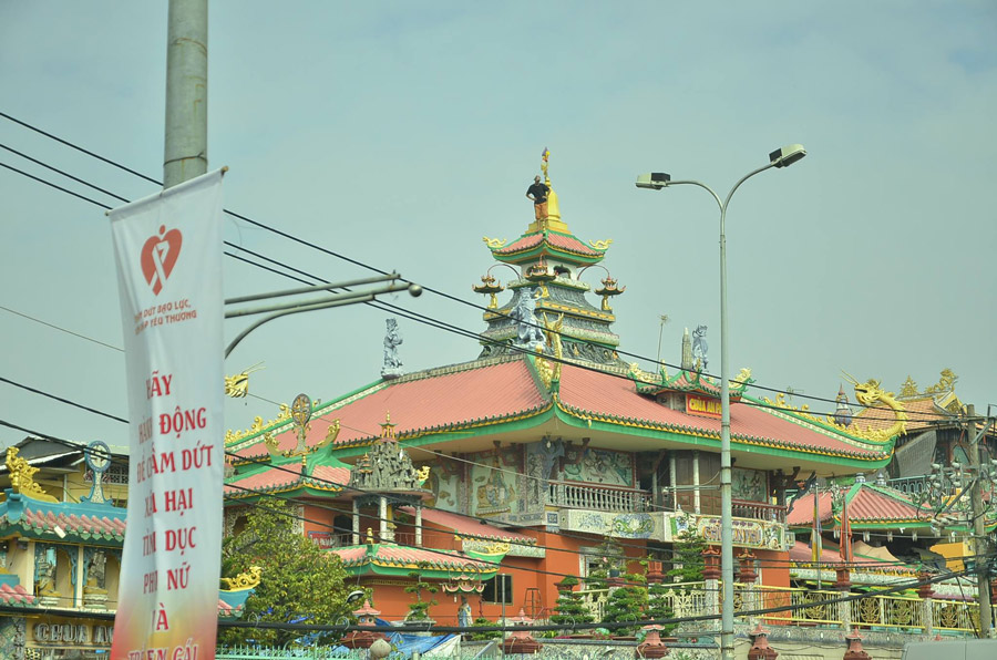 Đã có kết quả xét nghiệm HIV thanh niên “luyện công” trên nóc chùa - 1