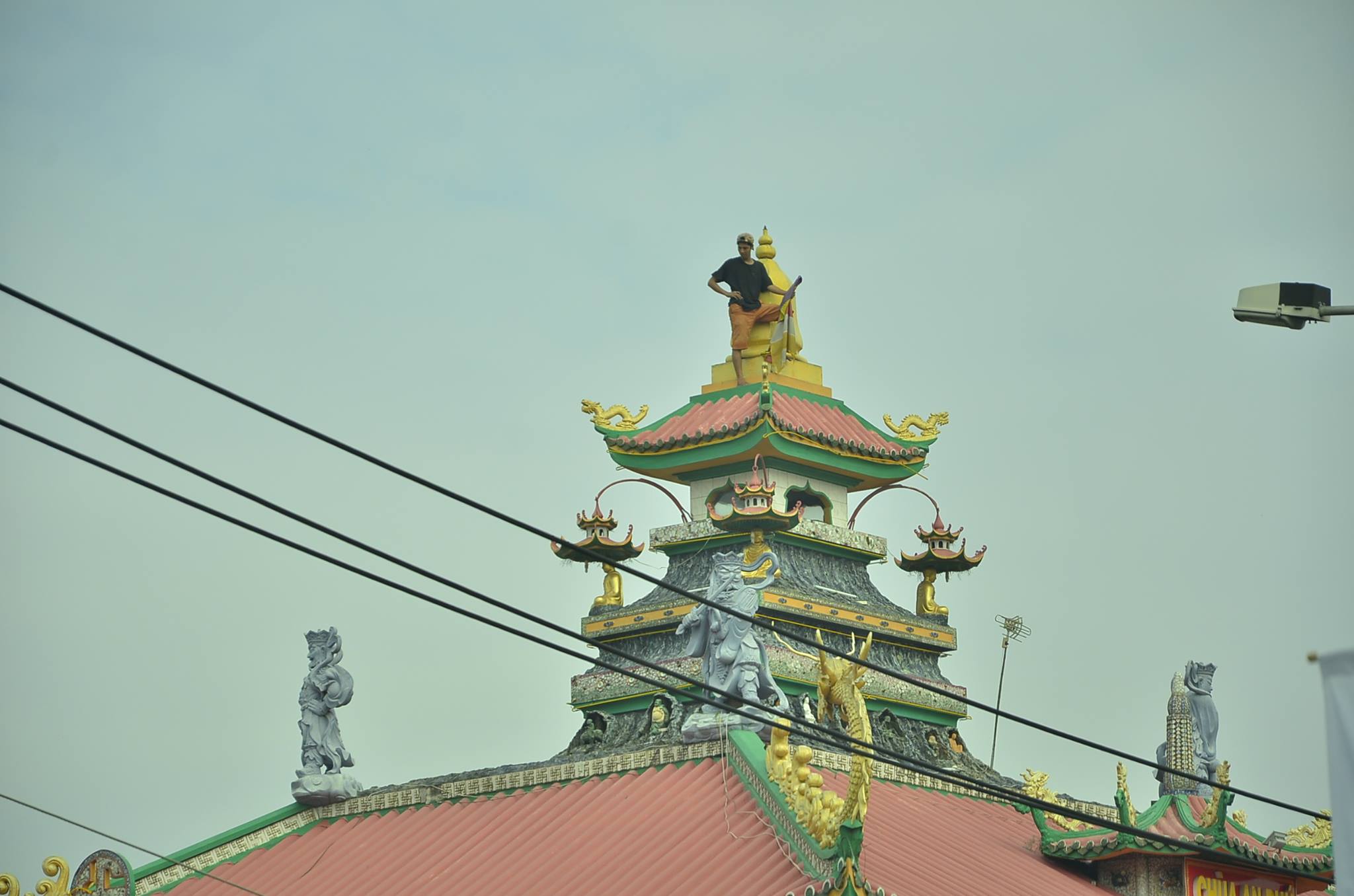 Đã có kết quả xét nghiệm HIV thanh niên “luyện công” trên nóc chùa - 2