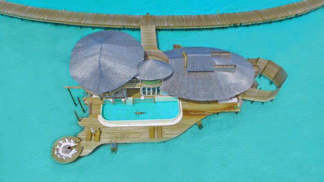 Là một trong những khu nghỉ dưỡng sang trọng nhất ở Maldives, Soneva Jani bao gồm 24 biệt thự được xây dựng trên mặt nước. Với giá từ 3.000 đến 5.000 USD/đêm, du khách chắc chắn cho trải nghiệm khó quên tại đây.