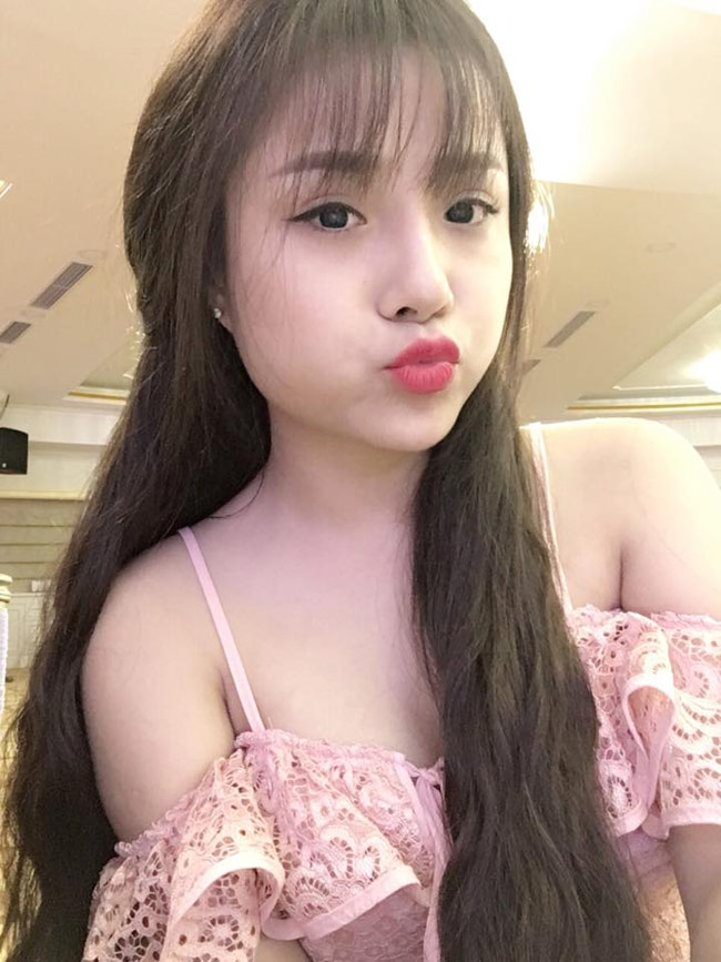 Cô nàng theo đuổi niềm đam mê ca hát và làm mẫu ảnh. 