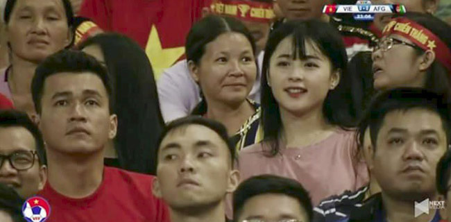 Ma Hương Thảo (23 tuổi, Tuyên Quang) là nữ cổ động viên bóng đá nổi tiếng gần đây nhất. 