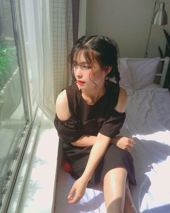 Hương Thảo được biết đến với vai trò bình luận game, diễn viên, người mẫu ảnh, kinh doanh... Cô còn là bạn thân của cầu thủ Đoàn Văn Hậu - hậu vệ trái của đội tuyển Việt Nam. 