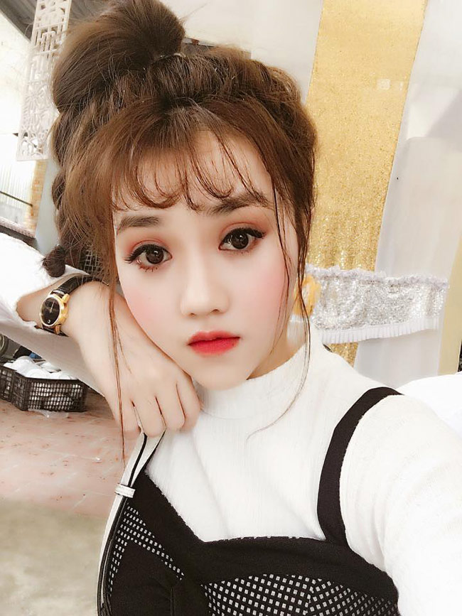 Thùy Dung là nữ cổ động viên quá quen thuộc của đội tuyển Việt Nam. Cô nàng từng nhiều lần ngồi trên hàng ghế khán giả ủng hộ cầu thủ nước nhà. 