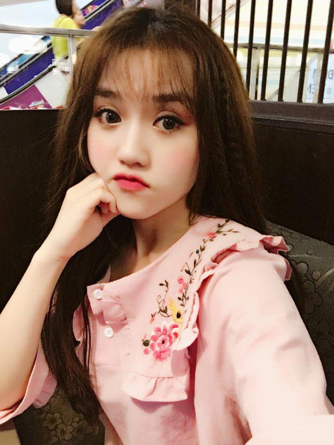 Hình ảnh cô nàng chắp tay cầu nguyện cho các cầu thủ nước nhà được dân mạng truyền tay với tốc độ chóng mặt. Cảm xúc của cô thời điểm đó còn được máy quay truyền hình trực tiếp ghi lại tới 10 giây. 