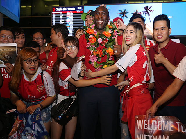 CĐV nữ xinh Việt Nam ôm chặt huyền thoại Arsenal ở sân bay