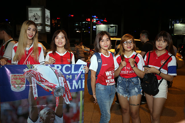 CĐV nữ xinh Việt Nam ôm chặt huyền thoại Arsenal ở sân bay - 1